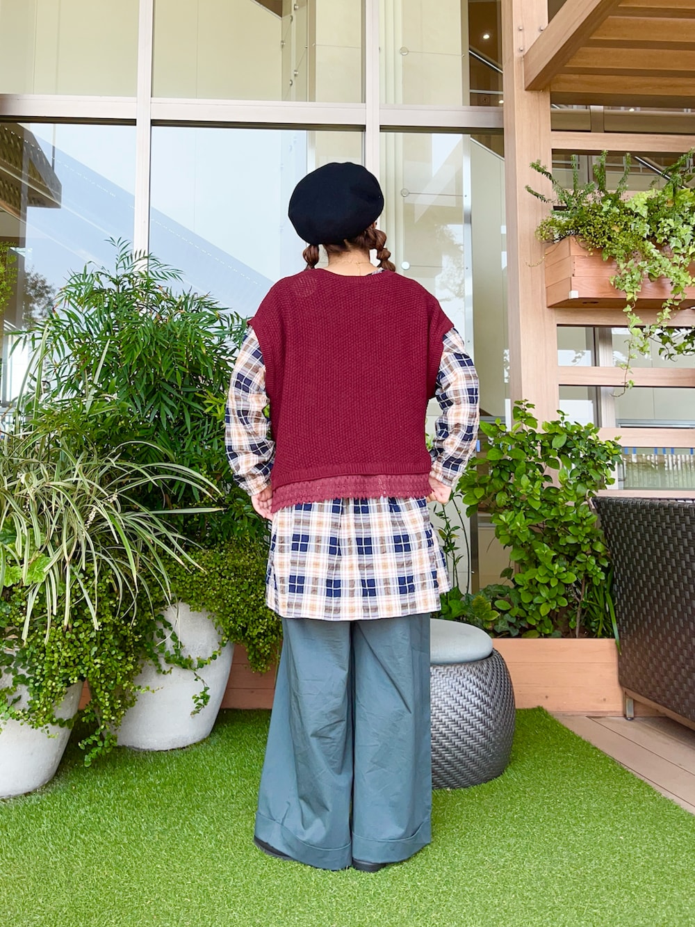 レッド系のベストを着用したレディースの冬コーディネートの3枚目の写真