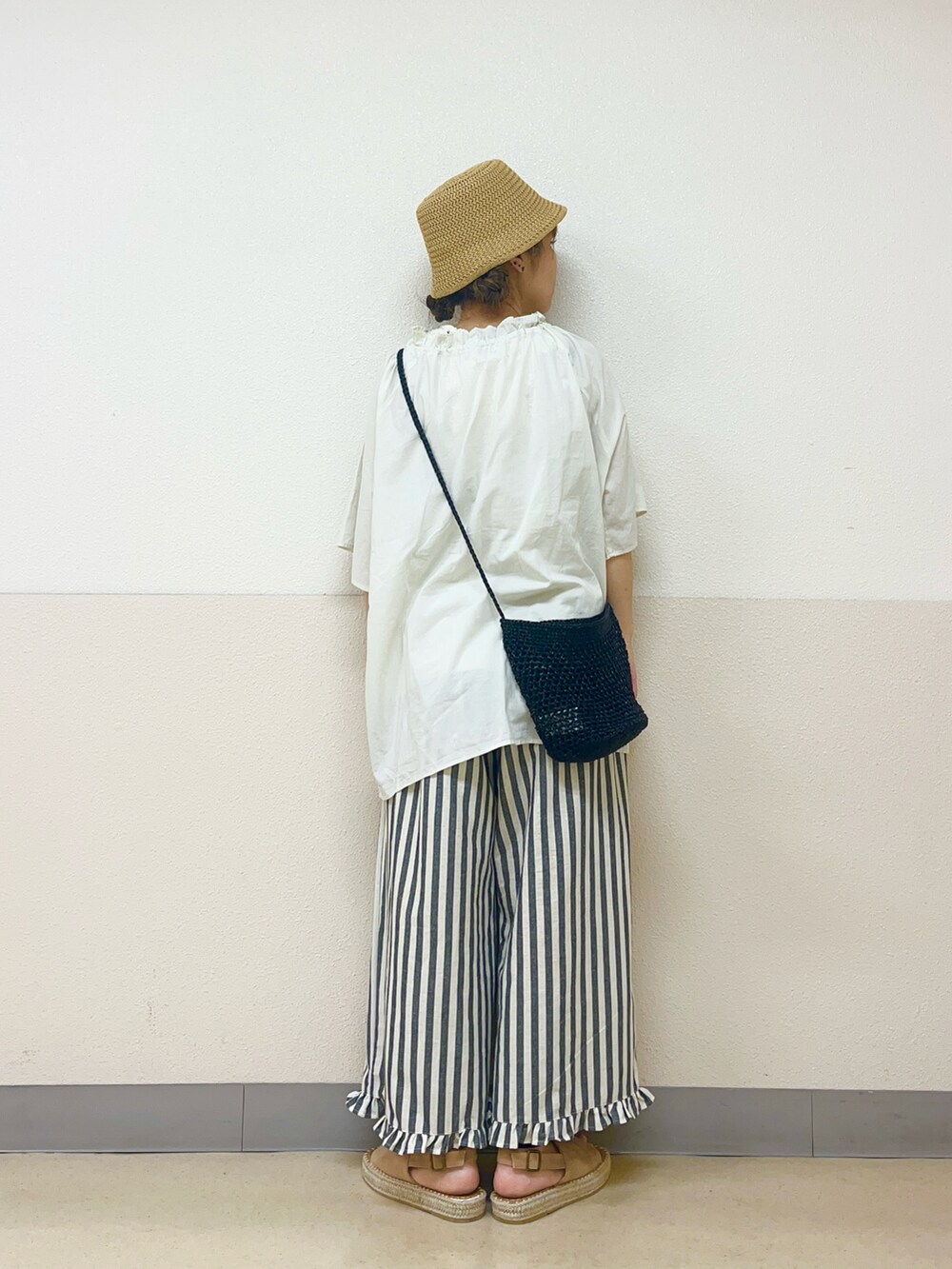 ベージュ系の帽子を着用したレディースの秋コーディネートの3枚目の写真