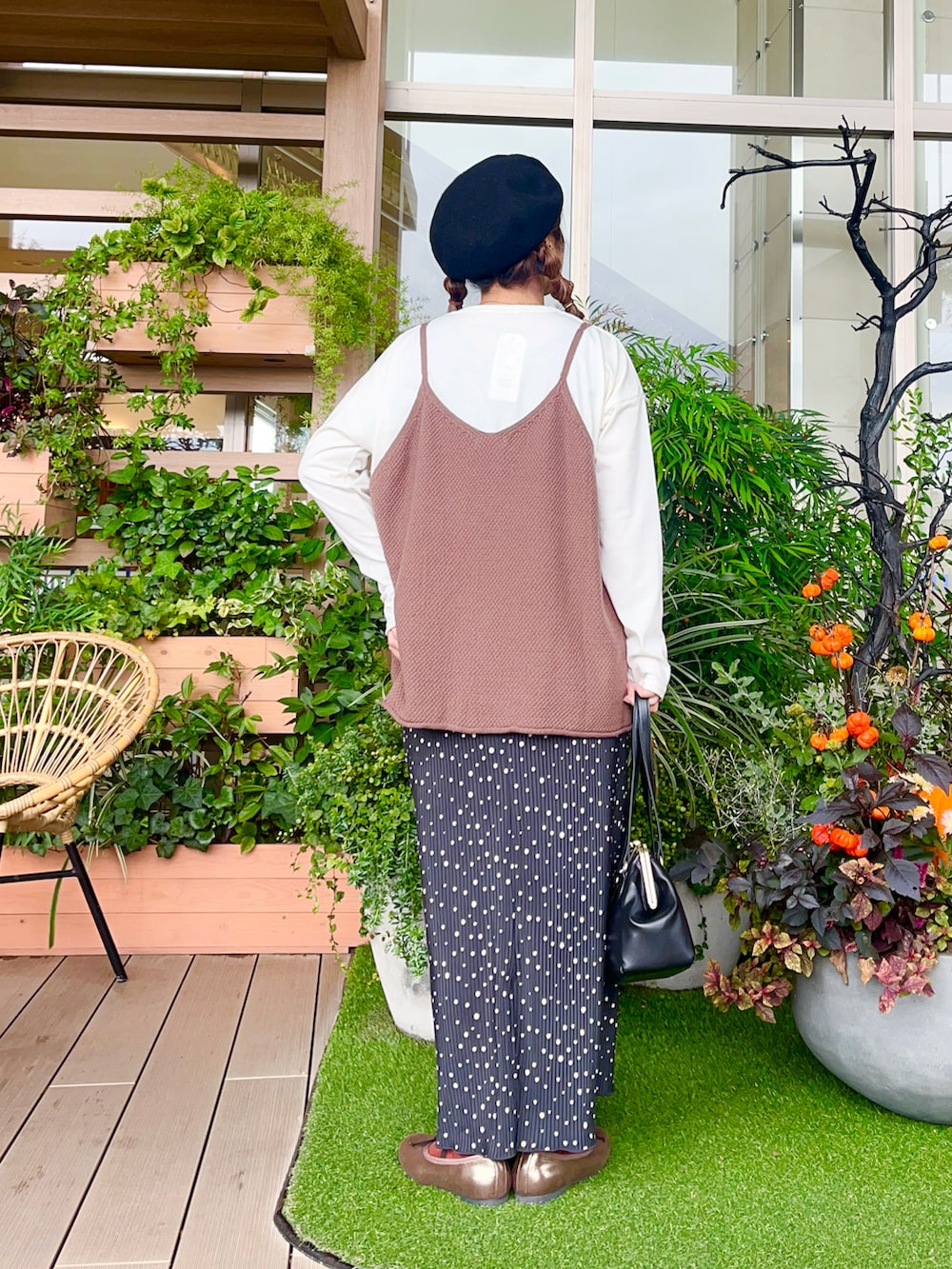 ブラック系のトップスを着用したレディースの春コーディネートの3枚目の写真