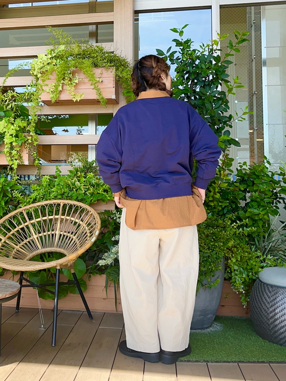 ブラウン系のシャツ/ブラウスを着用したレディースの冬コーディネートの3枚目の写真