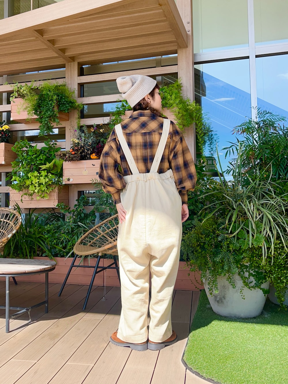 イエロー系のシャツ/ブラウスを着用したレディースの春コーディネートの3枚目の写真