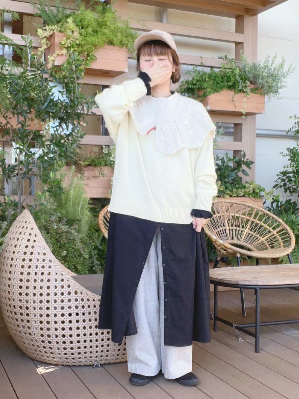「パンツコーデ、ゆるコーデ、カラーニット、キャップコーデ、帽子かぶろう会、スニーカーコーデ、イオンモール浜松志都呂、サマンサ モスモス(Samansa Mos2)、低身長コーデ、ズルズル、ロゴニット」｜「Samansa Mos2のコーデュロイキャップ（ハット、ベージュ系）」を使った、も  な  こさん（レディース・152cm）の秋コーディネートの2枚目の写真