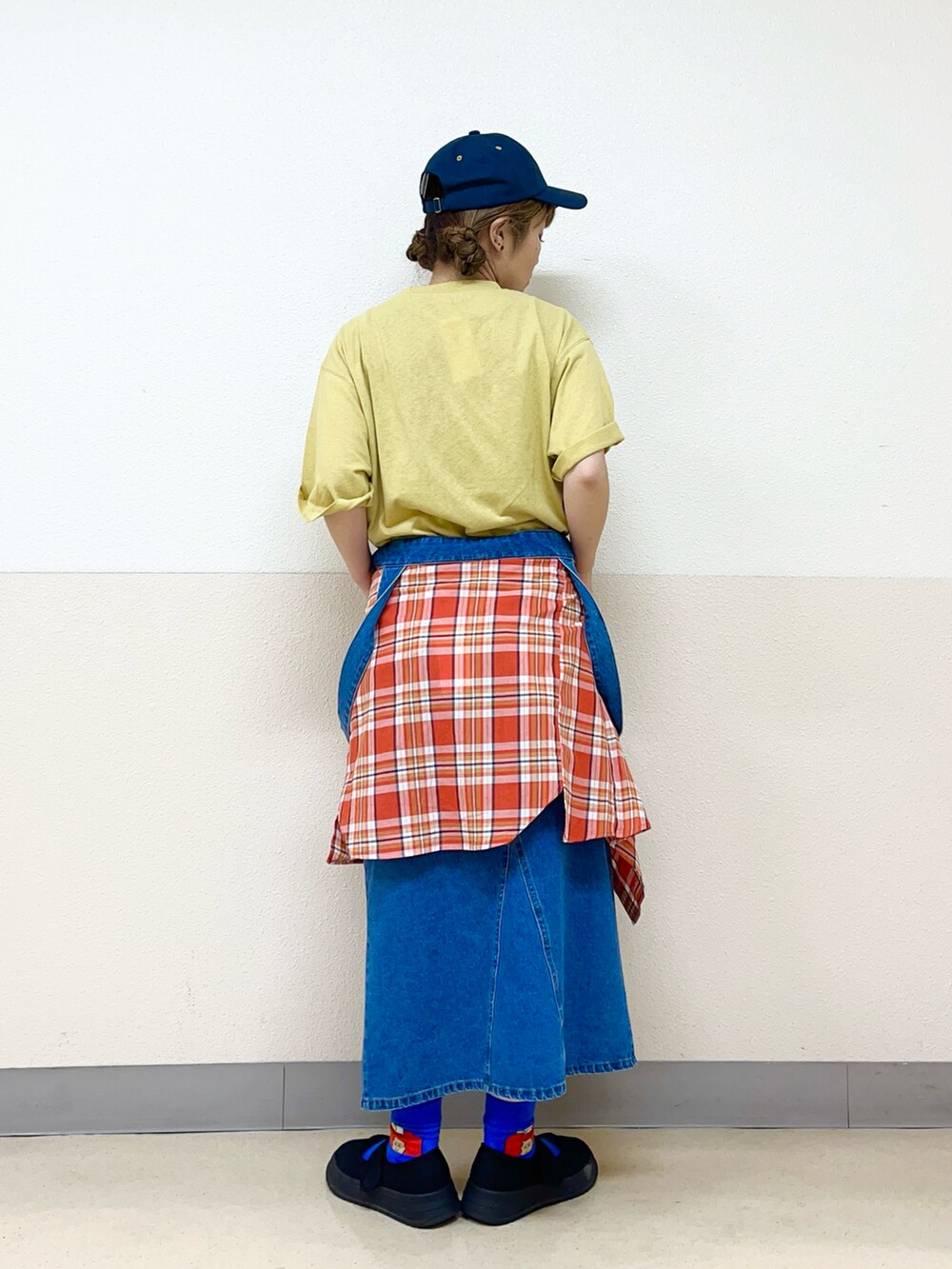 ブルー系のハットを着用したレディースの秋コーディネートの3枚目の写真