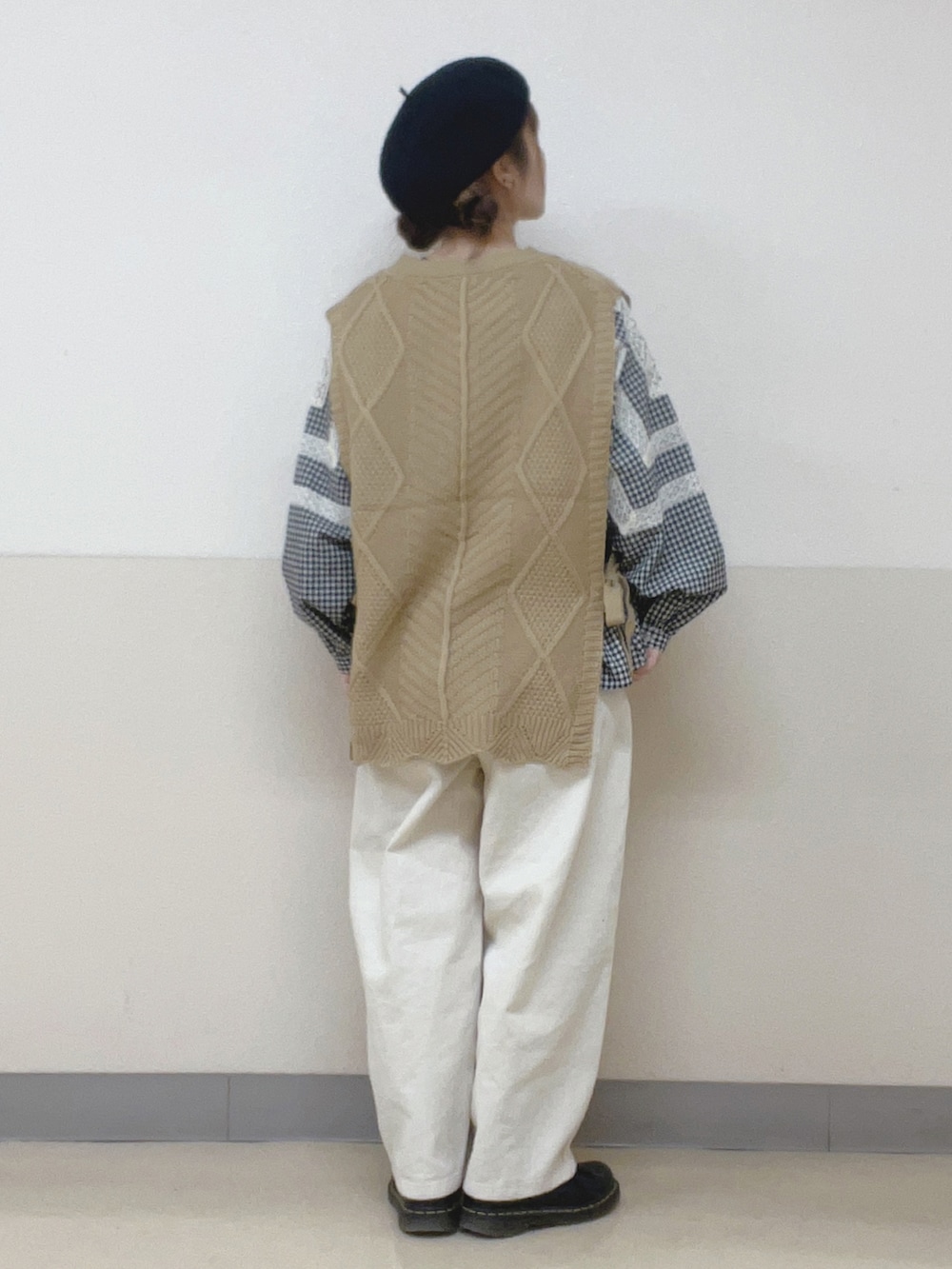 「カジュアルスタイル、パンツスタイル、レイヤードスタイル、ベスト、刺繍、チェックシャツ、ニットベスト、イオンモール浜松志都呂、サマンサ モスモス(Samansa Mos2)、帽子かぶろう会、ベレー帽推奨委員会、ドクターマーチン8ホール、ホワイトパンツ、春コーデ」｜「Samansa Mos2のバスクベレー帽（ハット、ブラック系）」を使った、も  な  こさん（レディース・152cm）の冬コーディネートの3枚目の写真
