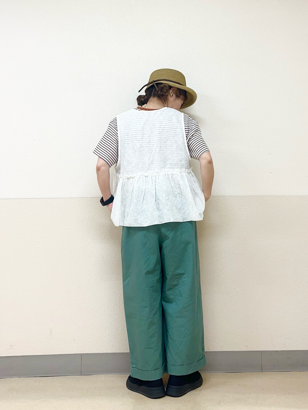 ベージュ系のハットを着用したレディースの秋コーディネートの3枚目の写真