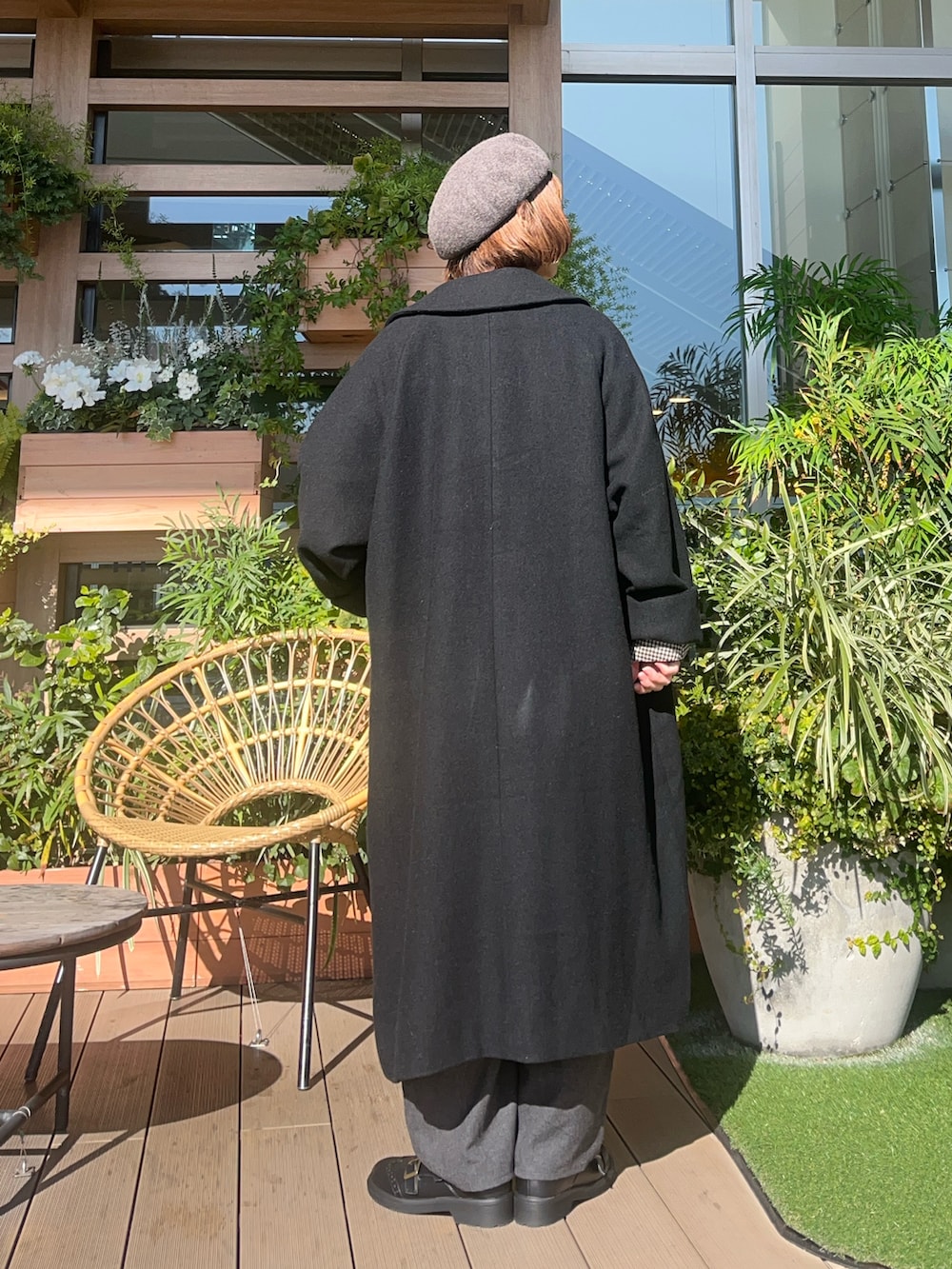 ブラック系のその他アウターを着用したレディースの春コーディネートの3枚目の写真