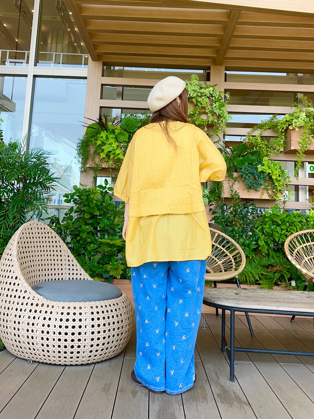 ブルー系のその他パンツを着用したレディースの冬コーディネートの3枚目の写真