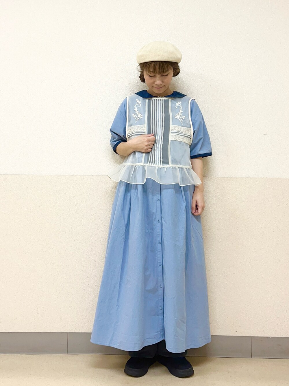 ホワイト系のハットを着用したレディースの秋コーディネートの3枚目の写真