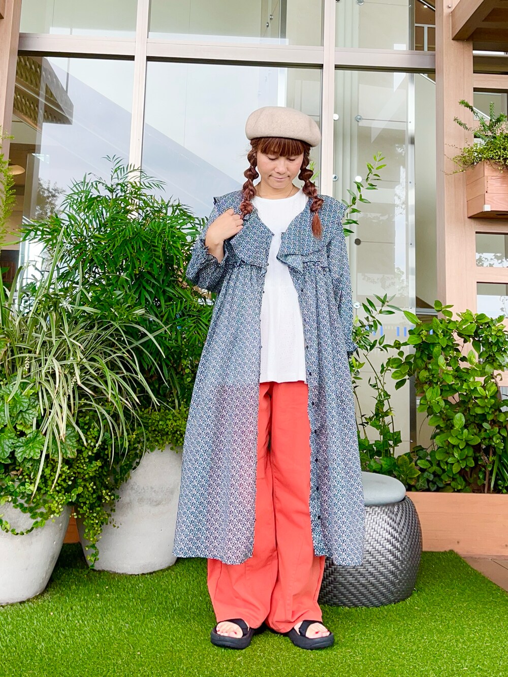 ブルー系のワンピースを着用したレディースの冬コーディネートの2枚目の写真