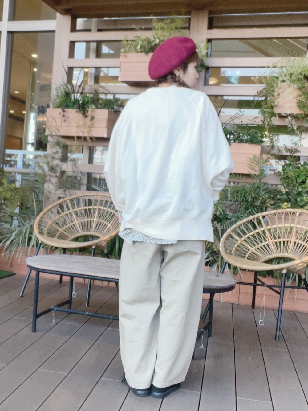 ホワイト系のシャツ/ブラウス、ホワイト系のスウェット、ベージュ系のその他パンツを着用したレディースの冬コーディネートの3枚目の写真