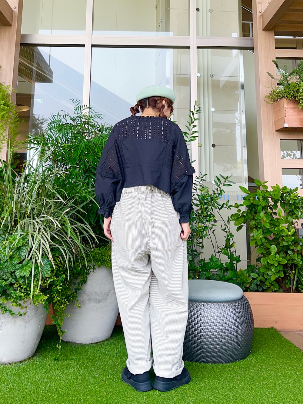 ホワイト系のサロペット/オーバーオールを着用したレディースの冬コーディネートの3枚目の写真