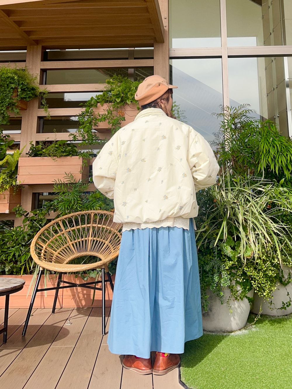 ホワイト系のノーカラージャケットを着用したレディースの春コーディネートの3枚目の写真