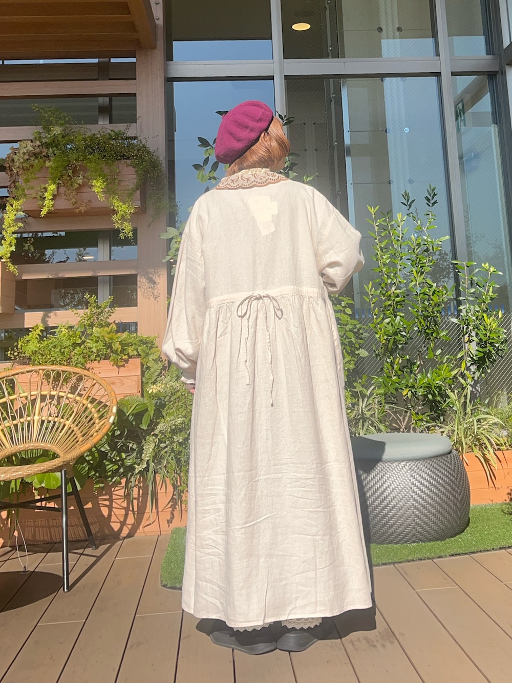 ホワイト系のワンピースを着用したレディースの春コーディネートの3枚目の写真