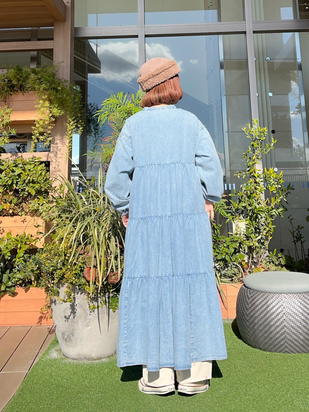 ブルー系のワンピース/ドレスを着用したレディースの冬コーディネートの3枚目の写真