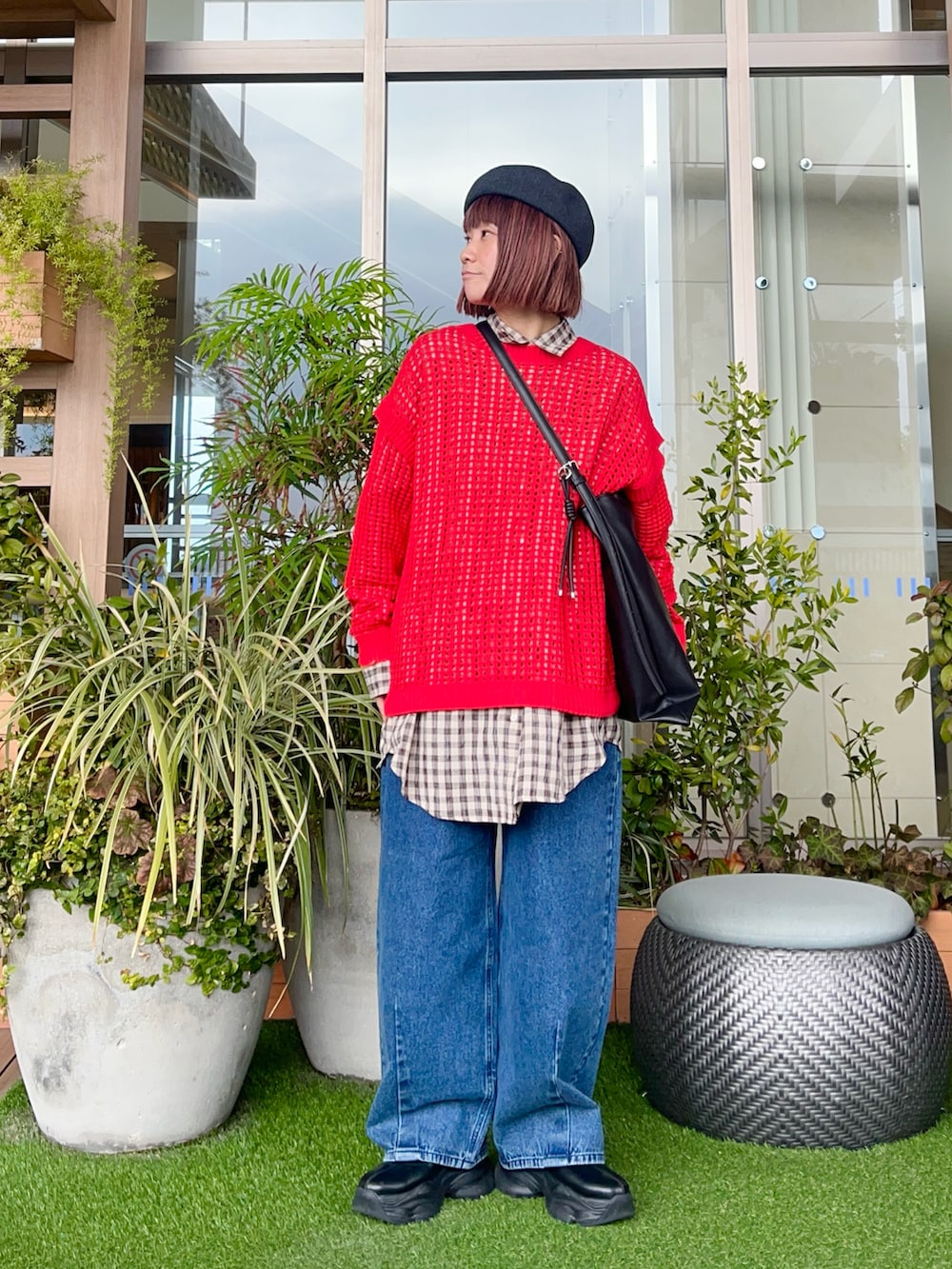 レッド系のカーディガン/ボレロを着用したレディースの夏コーディネートの2枚目の写真