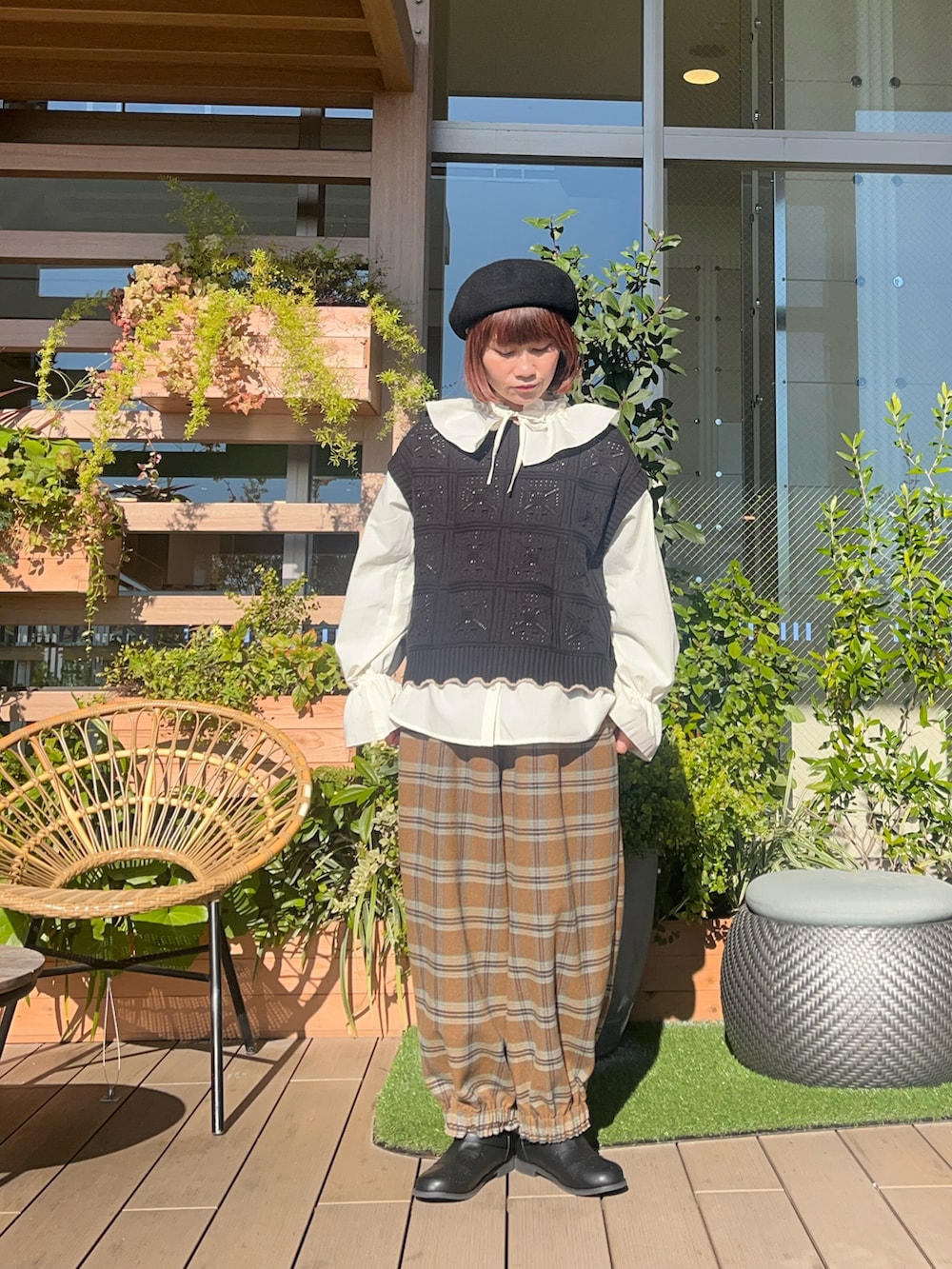 イエロー系のその他パンツを着用したレディースの春コーディネートの4枚目の写真