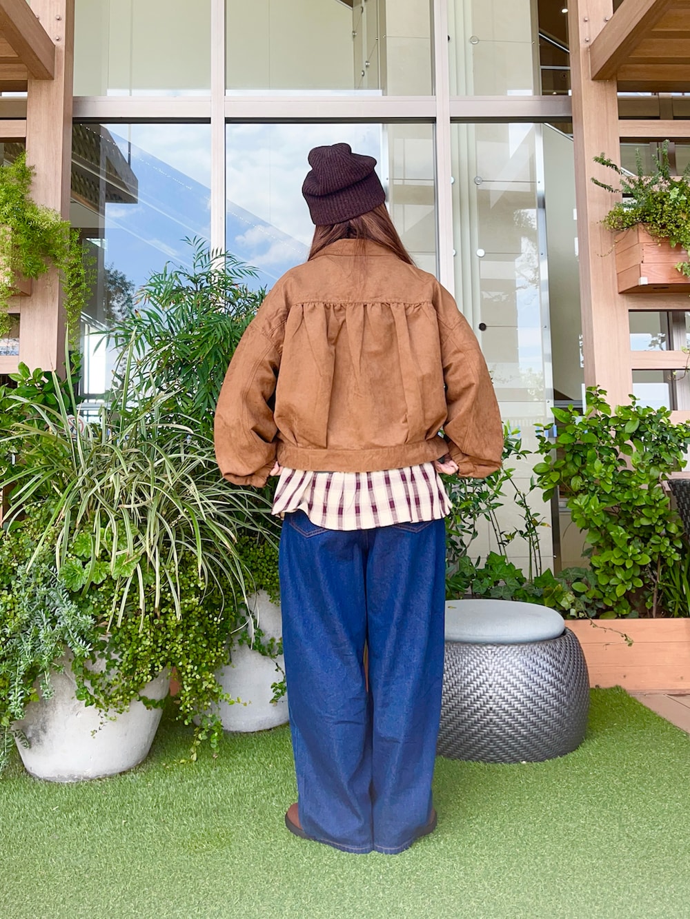 ブラウン系の帽子を着用したレディースの冬コーディネートの3枚目の写真