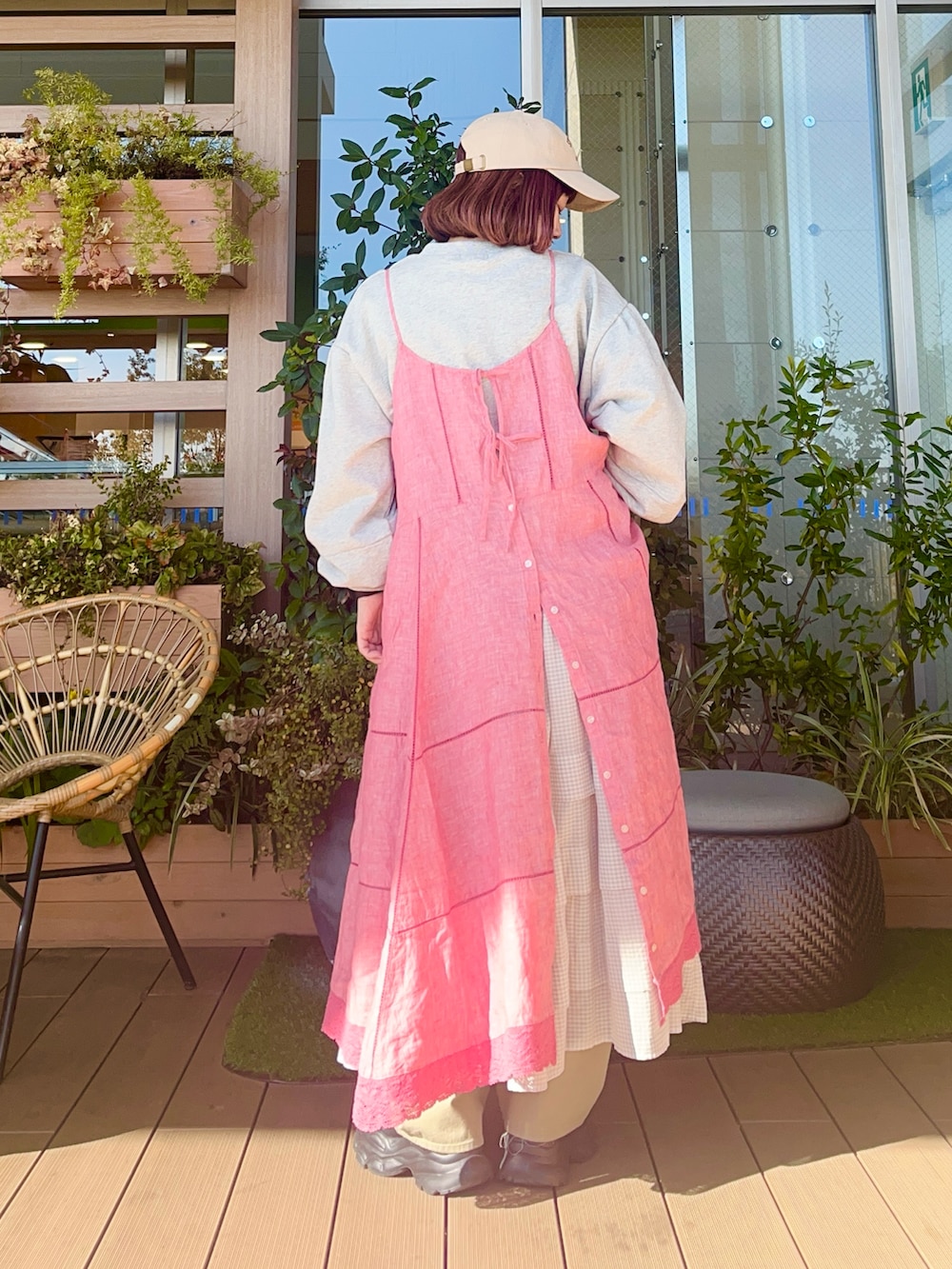 ホワイト系のTシャツ/カットソーを着用したレディースの夏コーディネートの4枚目の写真
