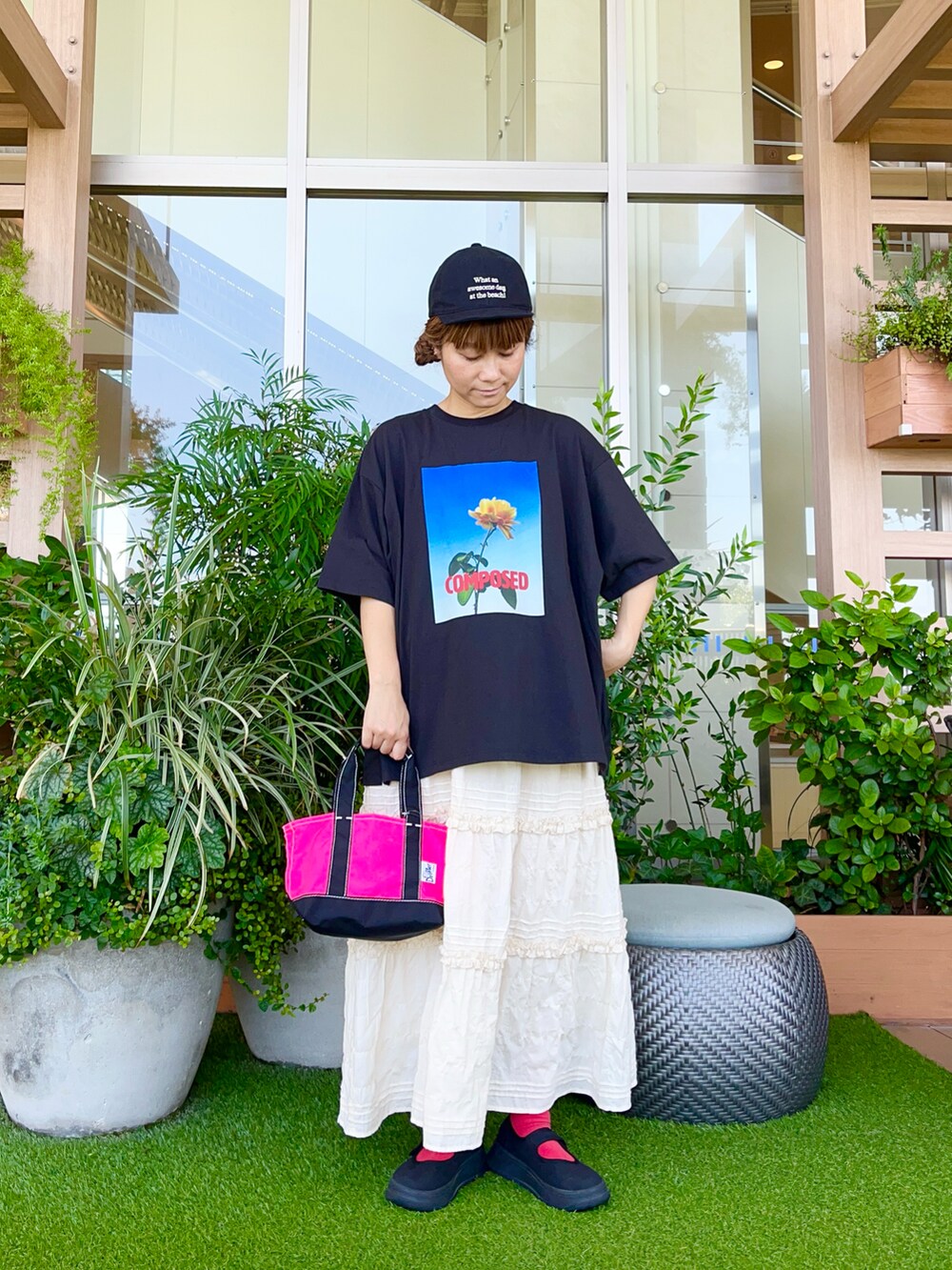 ブラック系のTシャツ/カットソーを着用したレディースの冬コーディネートの2枚目の写真