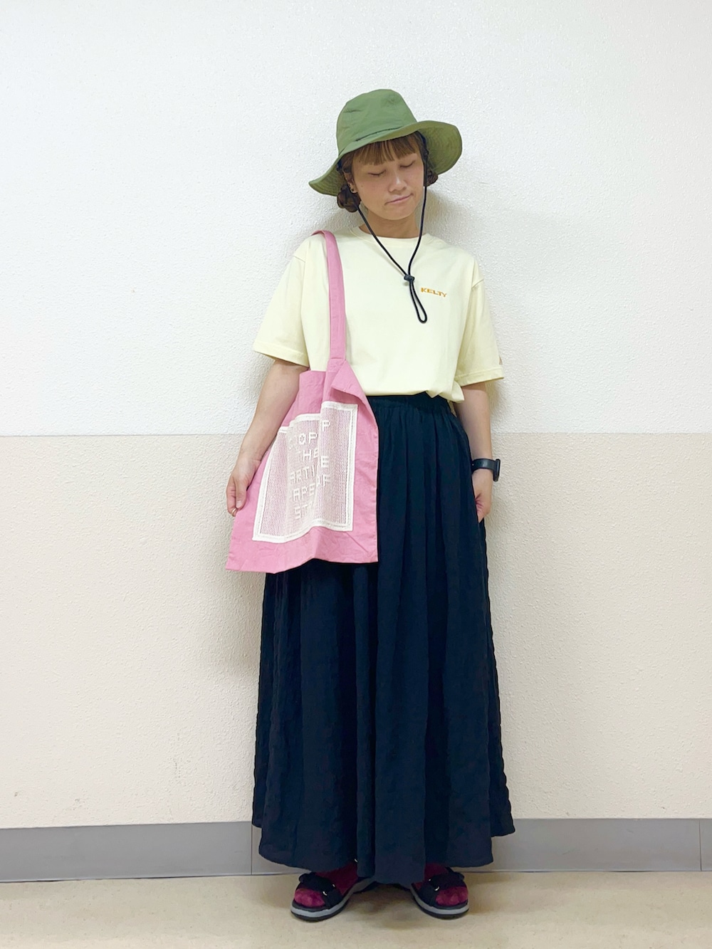 イエロー系のTシャツ/カットソーを着用したレディースの秋コーディネートの2枚目の写真