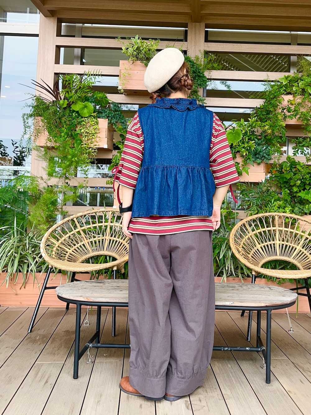 レッド系のTシャツ/カットソーを着用したレディースの冬コーディネートの3枚目の写真