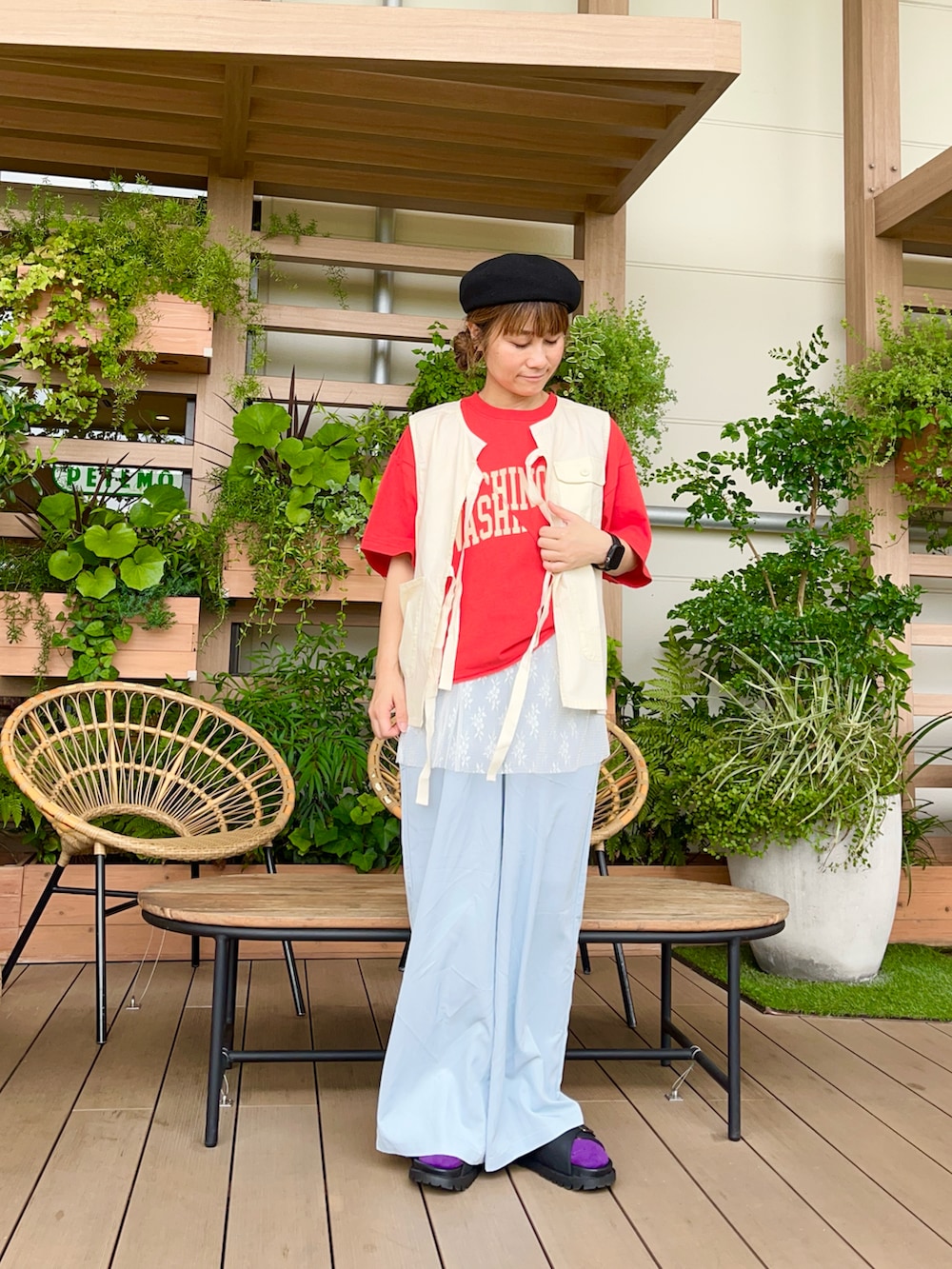 ブラック系のハットを着用したレディースの冬コーディネートの2枚目の写真