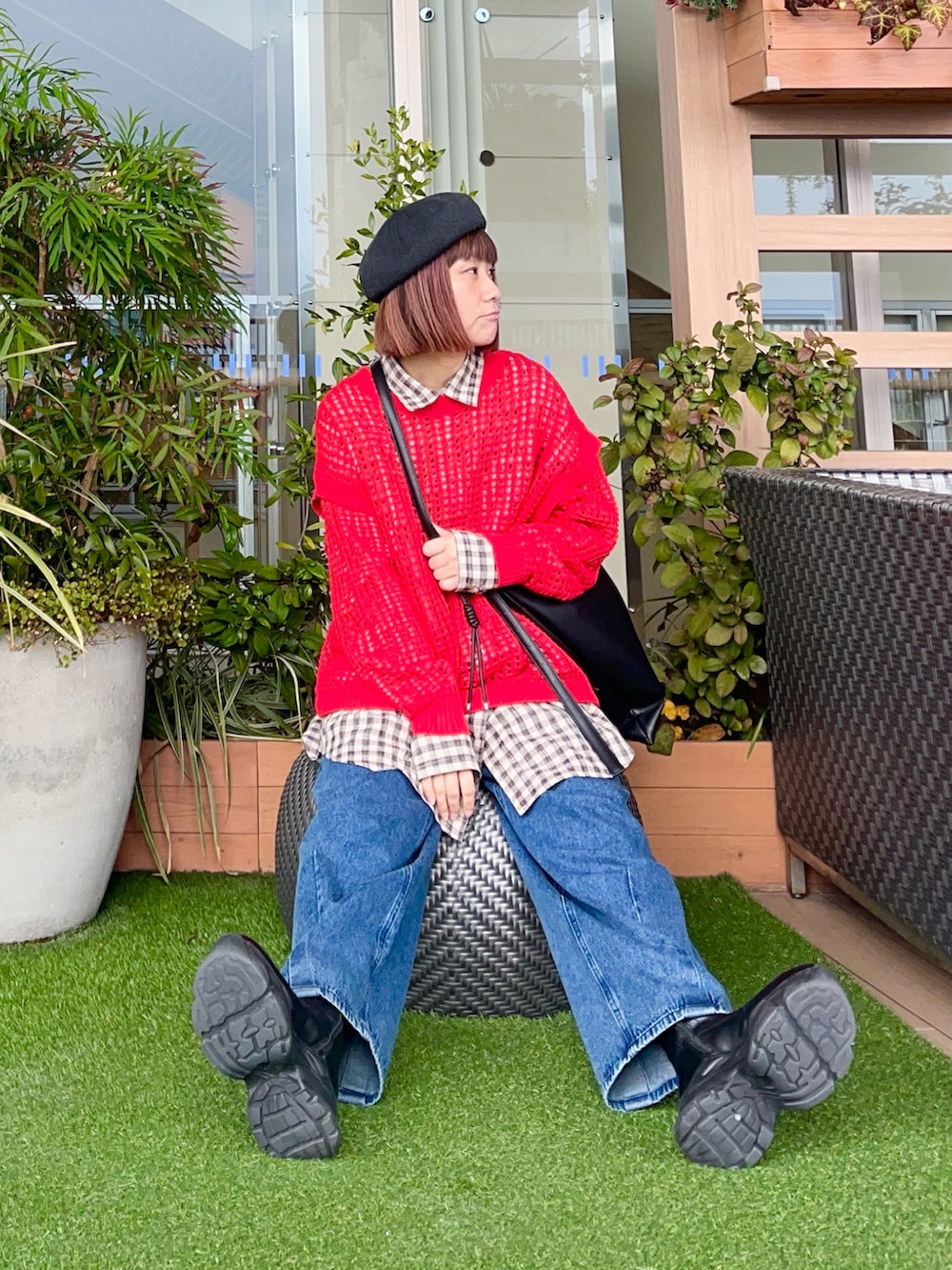 レッド系のカーディガン/ボレロを着用したレディースの夏コーディネートの4枚目の写真