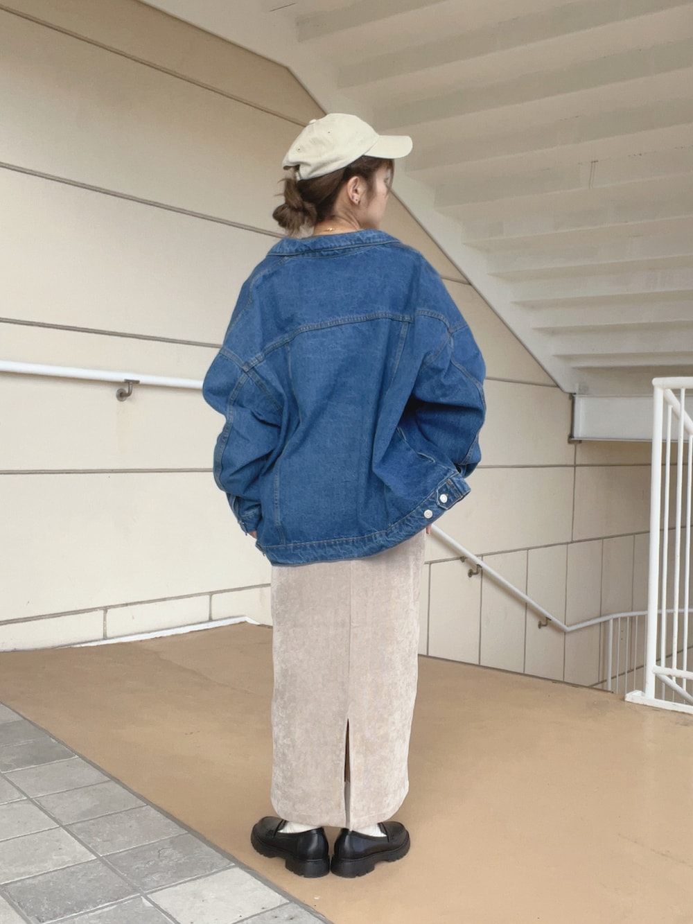 ブルー系のノーカラージャケット、グレー系のTシャツ/カットソー、ベージュ系のワンピースを着用したレディースの秋コーディネートの3枚目の写真
