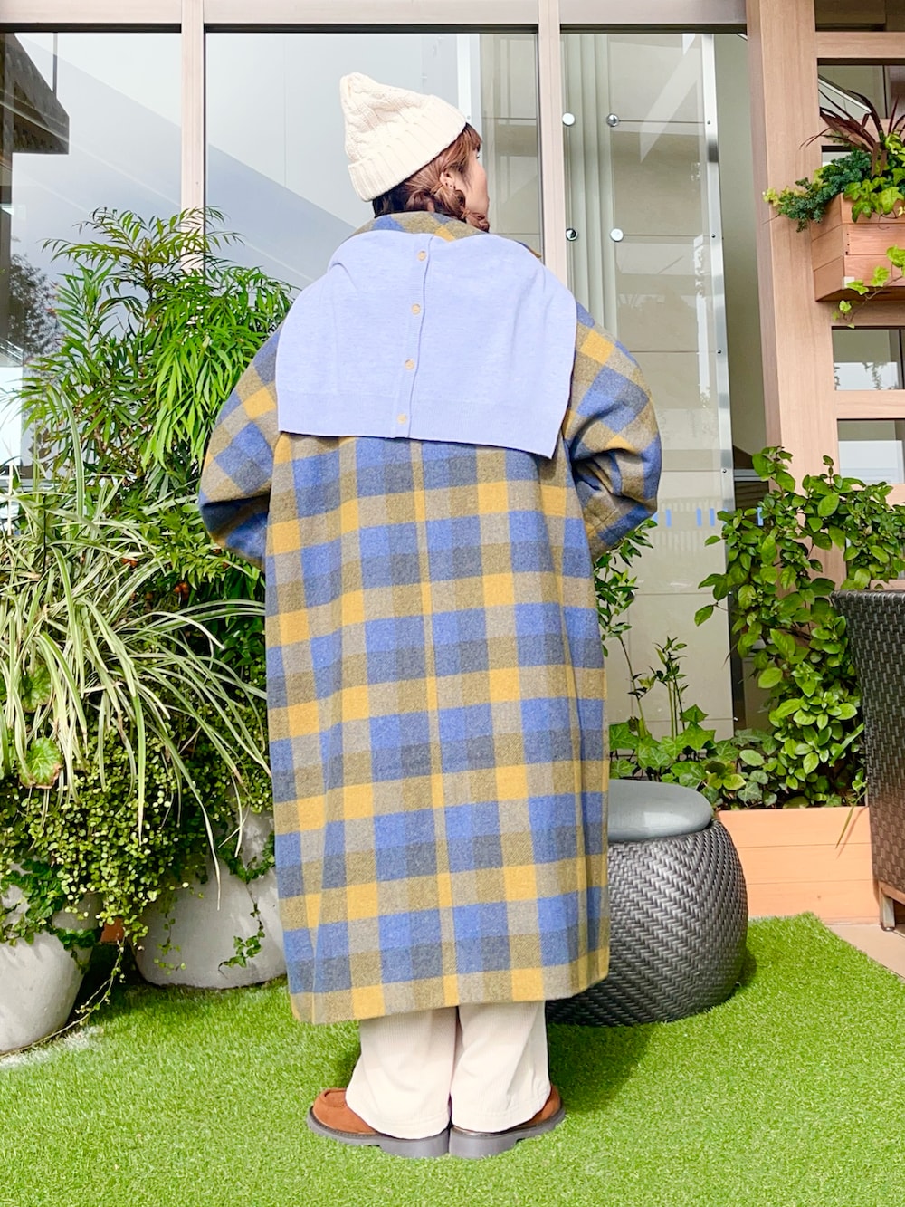 ホワイト系のハットを着用したレディースの春コーディネートの3枚目の写真