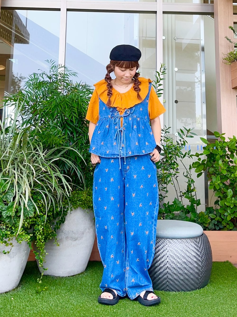 ブルー系のベストを着用したレディースの冬コーディネートの2枚目の写真