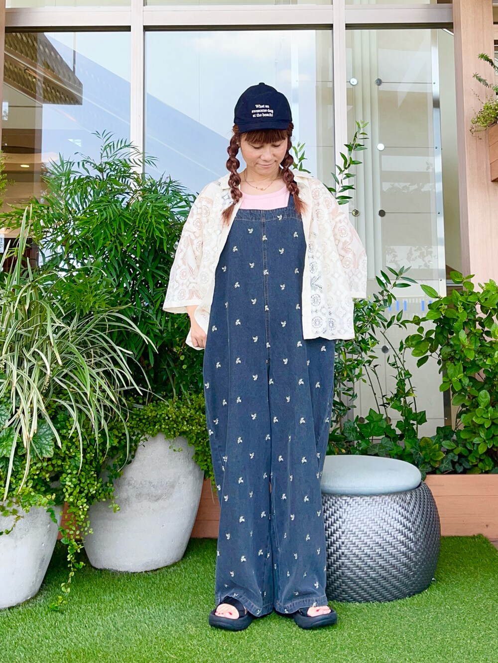 ホワイト系のシャツ/ブラウスを着用したレディースの冬コーディネートの2枚目の写真