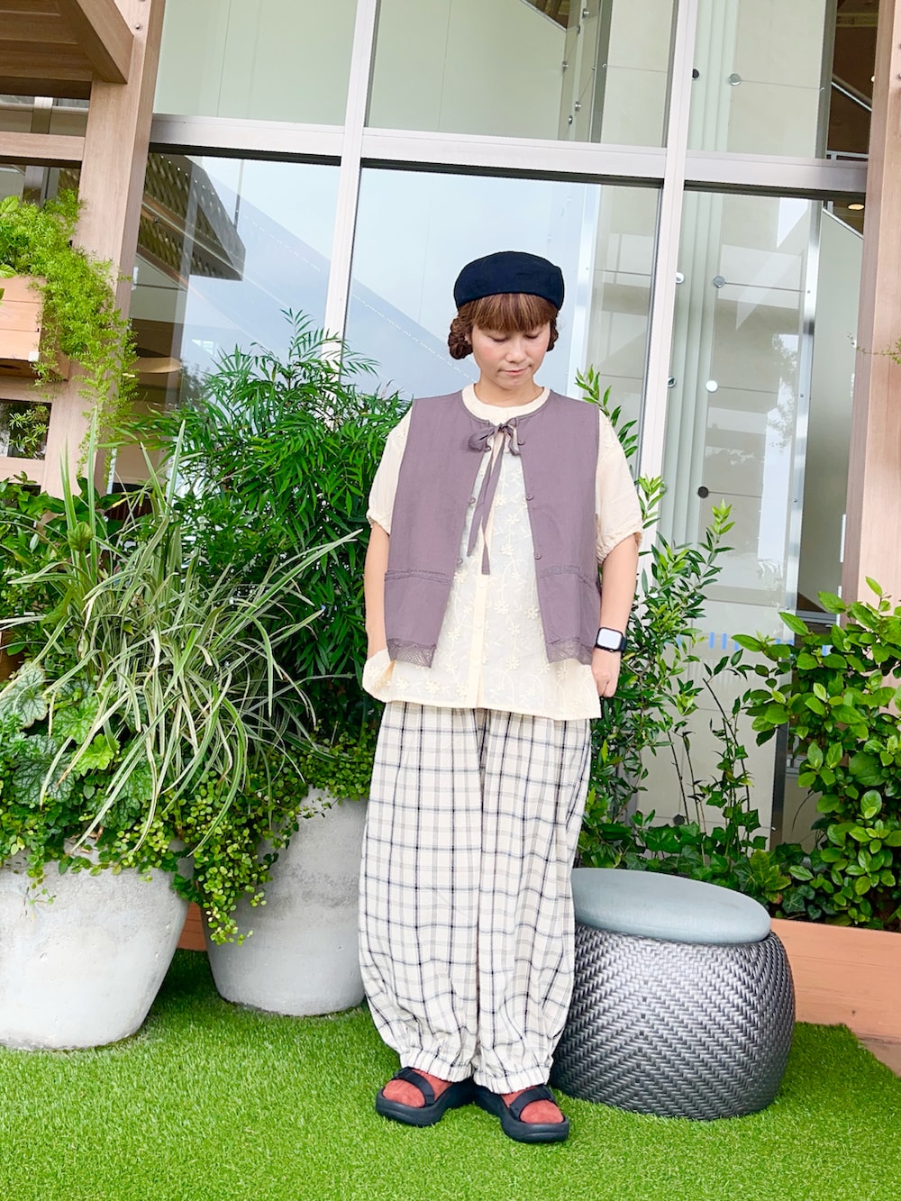 ホワイト系のその他パンツを着用したレディースの冬コーディネートの2枚目の写真