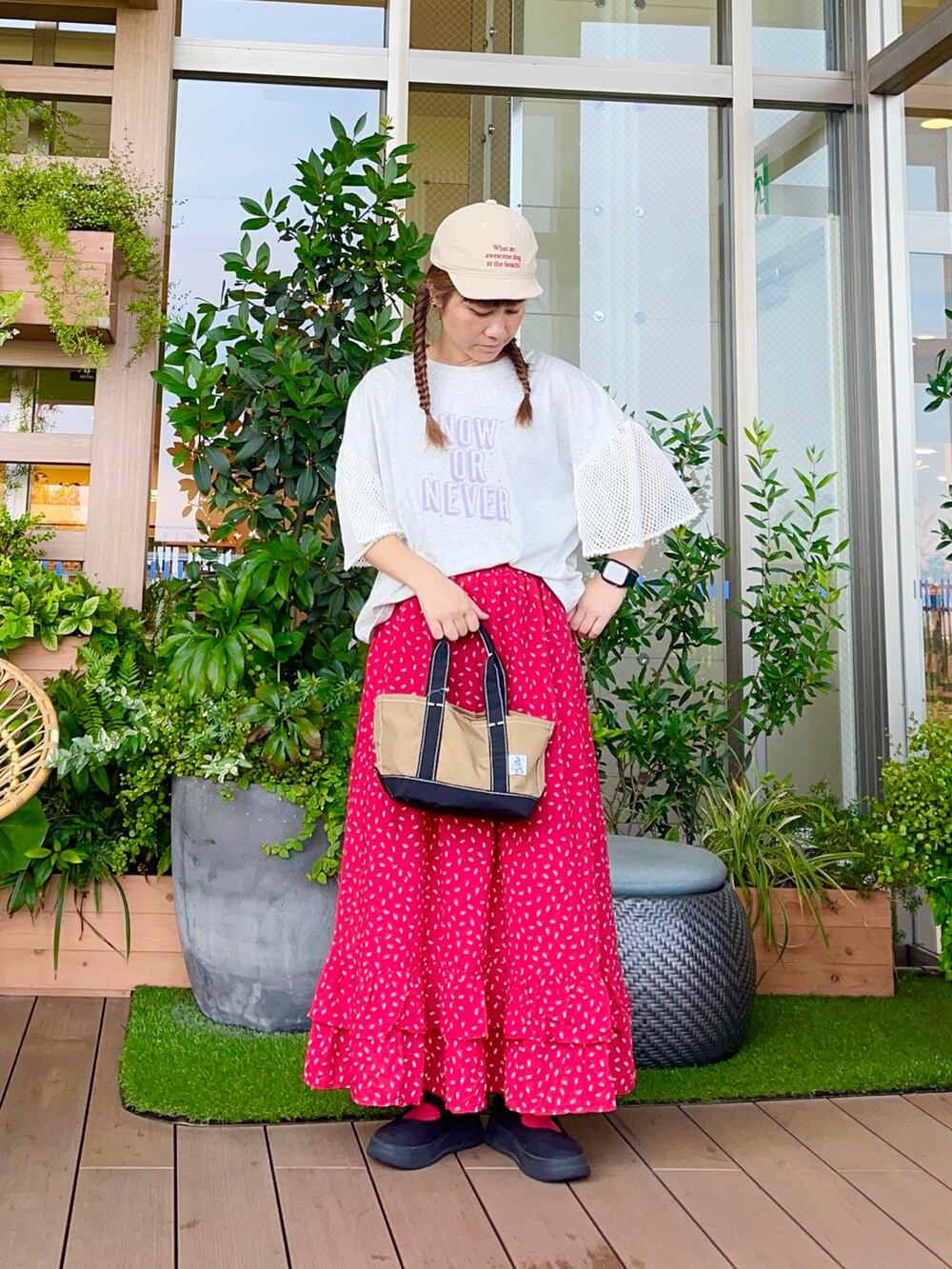 レッド系のスカートを着用したレディースの冬コーディネートの2枚目の写真