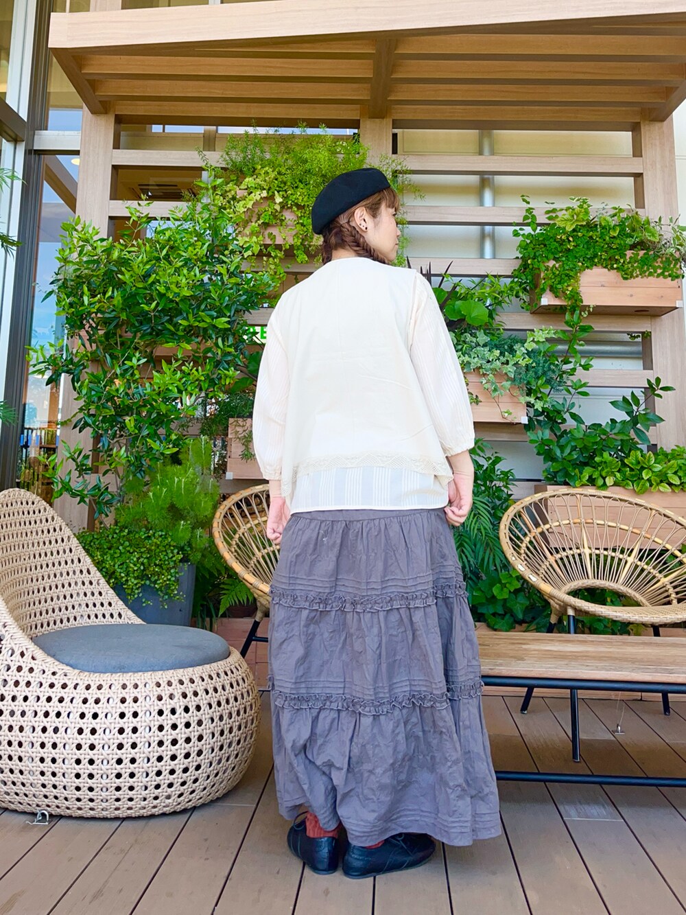 グレー系のスカートを着用したレディースの冬コーディネートの3枚目の写真