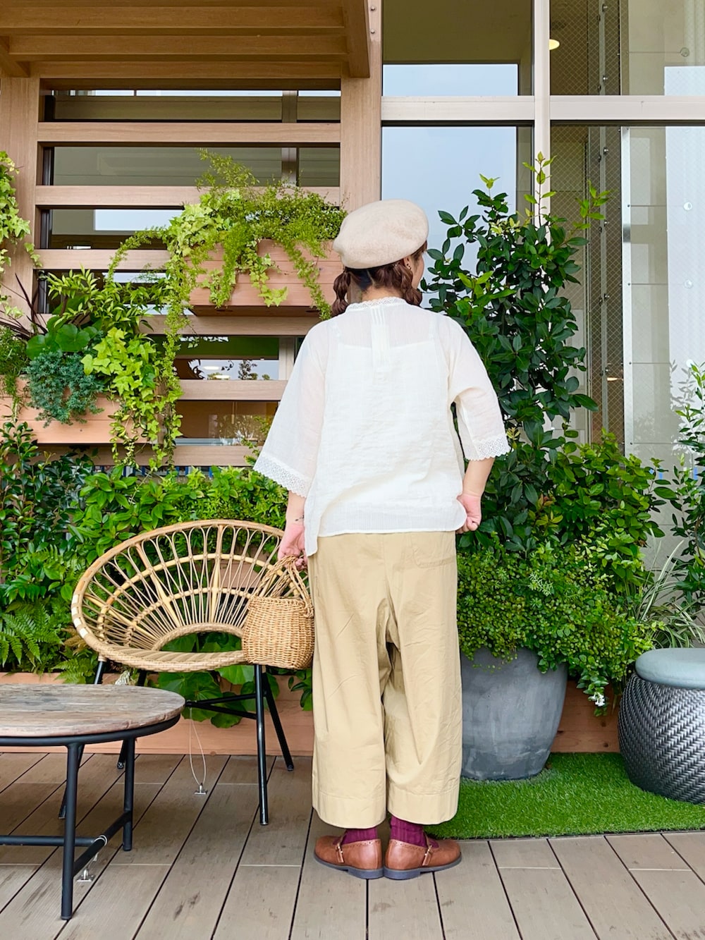 ホワイト系のシャツ/ブラウスを着用したレディースの冬コーディネートの3枚目の写真