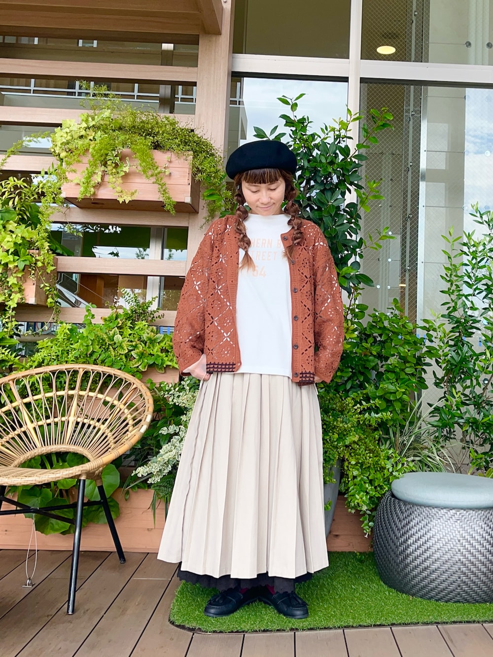 ブラウン系のトップスを着用したレディースの冬コーディネートの2枚目の写真