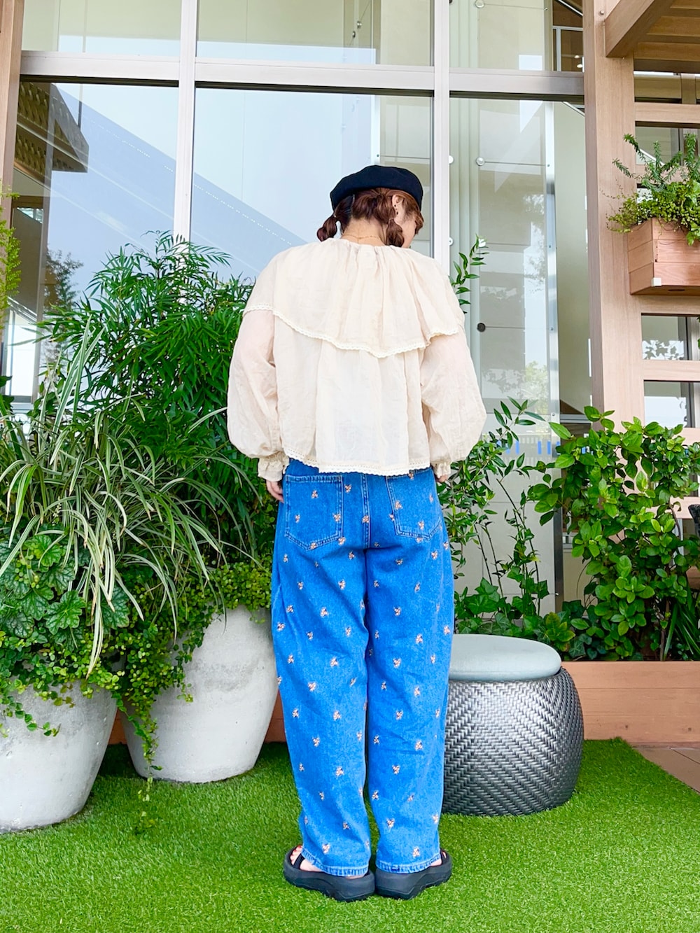 ブルー系のその他パンツを着用したレディースの冬コーディネートの3枚目の写真