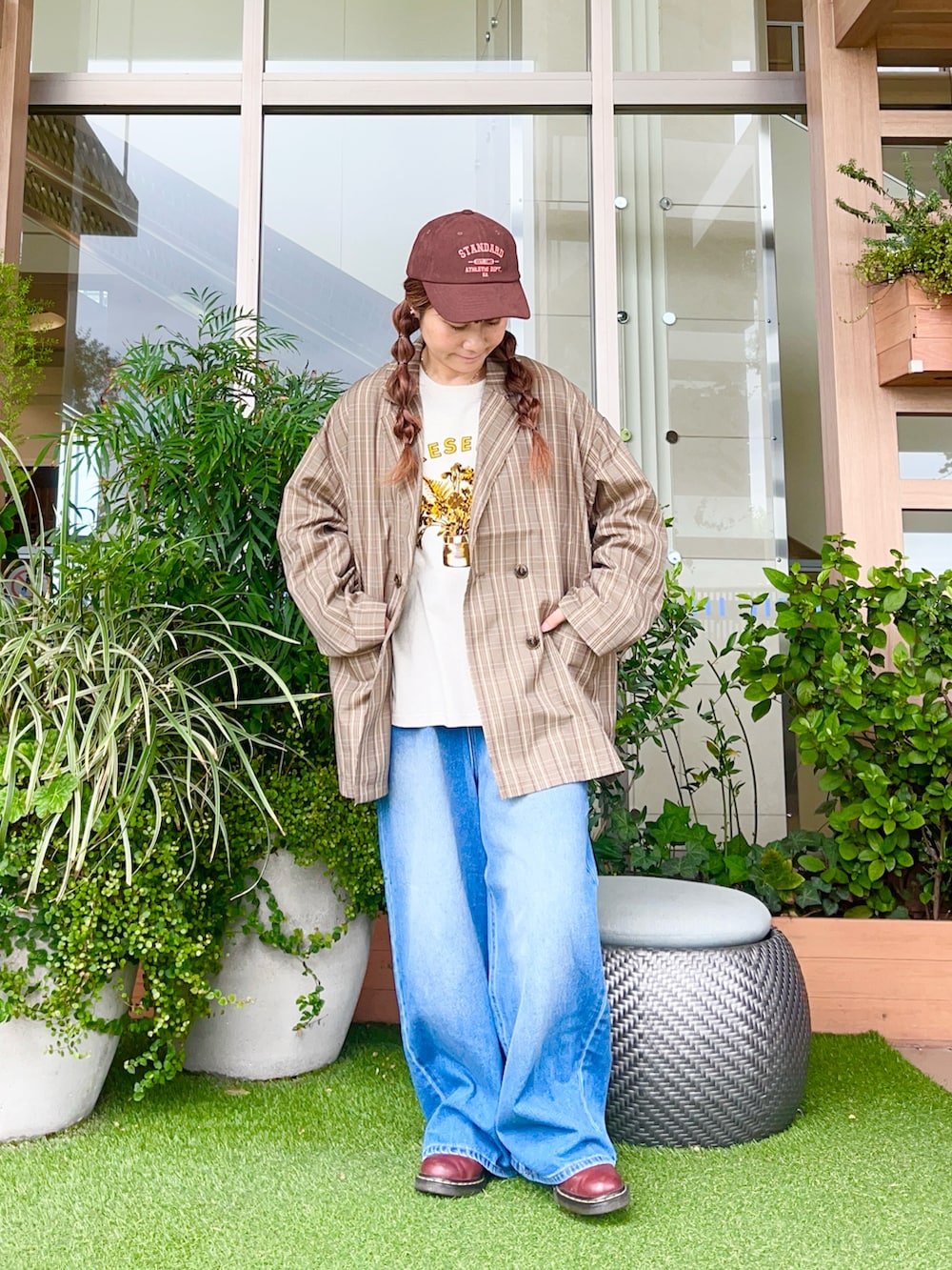 ブラウン系のノーカラージャケットを着用したレディースの冬コーディネートの2枚目の写真