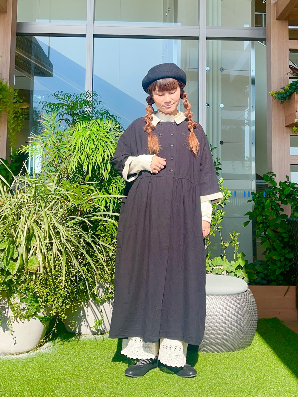 ブラック系のワンピース/ドレスを着用したレディースの春コーディネートの2枚目の写真