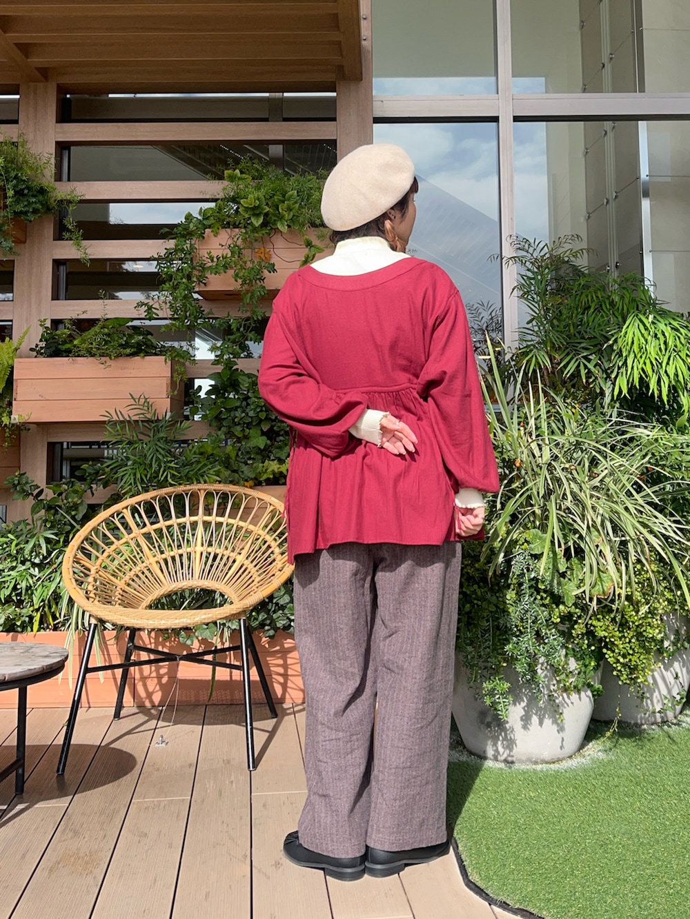 レッド系のシャツ/ブラウスを着用したレディースの春コーディネートの3枚目の写真