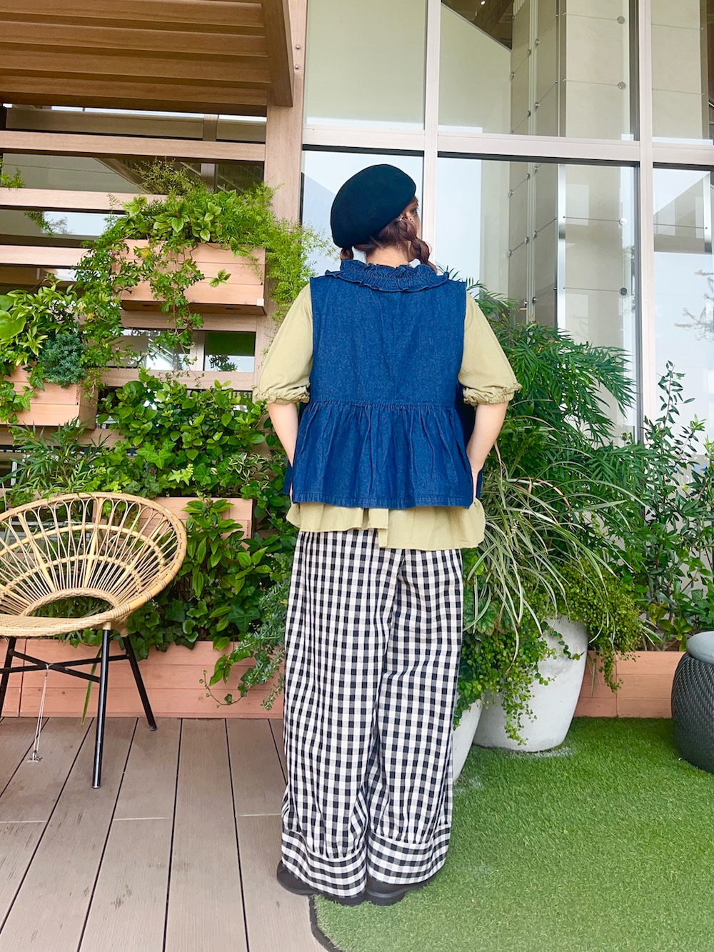 ブルー系のベストを着用したレディースの冬コーディネートの3枚目の写真