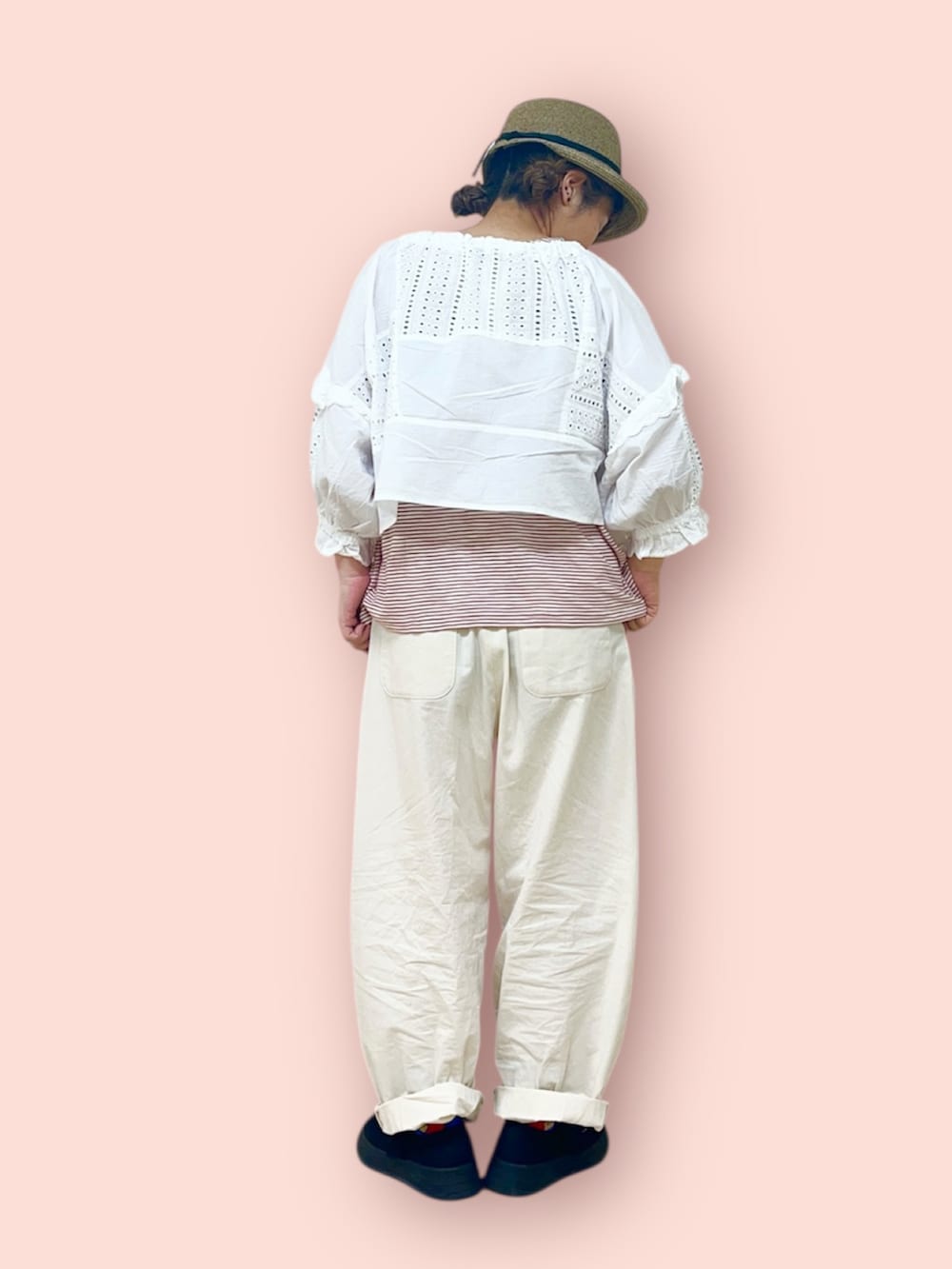 ブラウン系のハットを着用したレディースの冬コーディネートの3枚目の写真