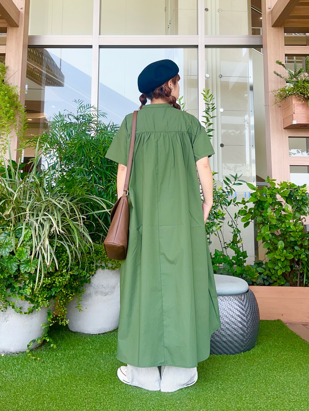 グリーン系のワンピースを着用したレディースの冬コーディネートの3枚目の写真