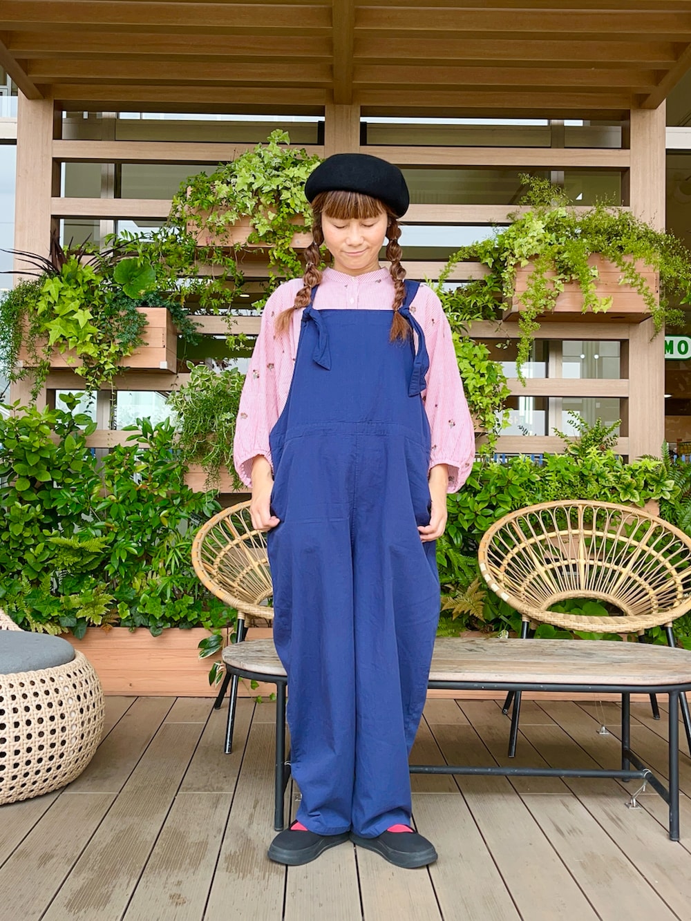 レッド系のシャツ/ブラウスを着用したレディースの冬コーディネートの2枚目の写真