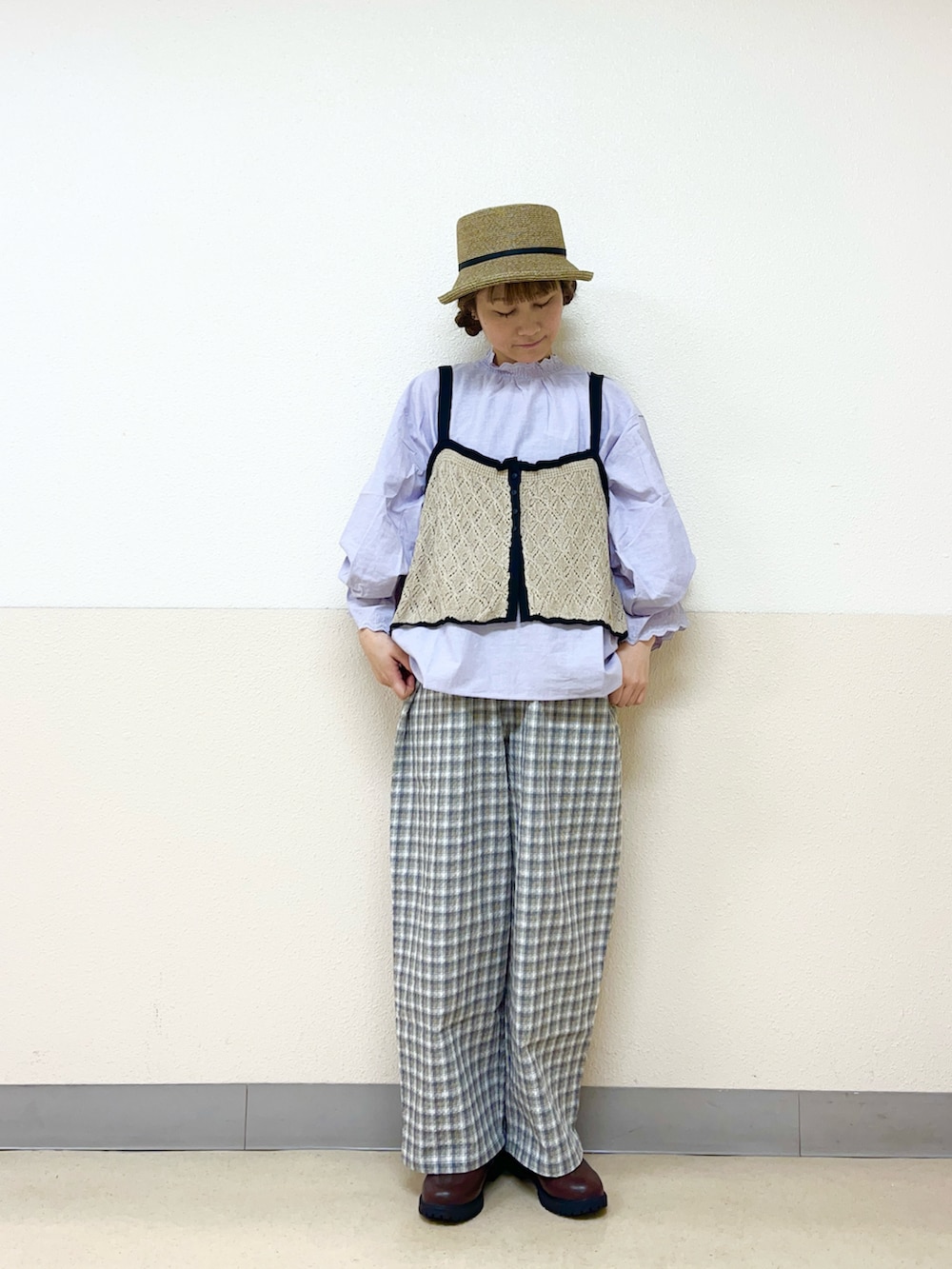 ブラウン系のハットを着用したレディースの秋コーディネートの2枚目の写真