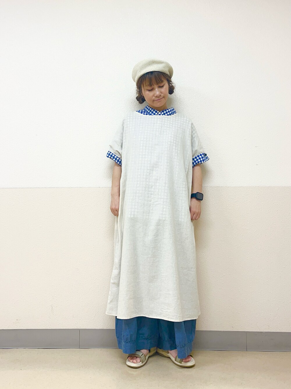 ホワイト系の帽子を着用したレディースの秋コーディネートの2枚目の写真