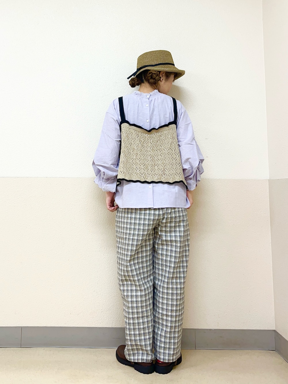 ブラウン系のハットを着用したレディースの秋コーディネートの3枚目の写真