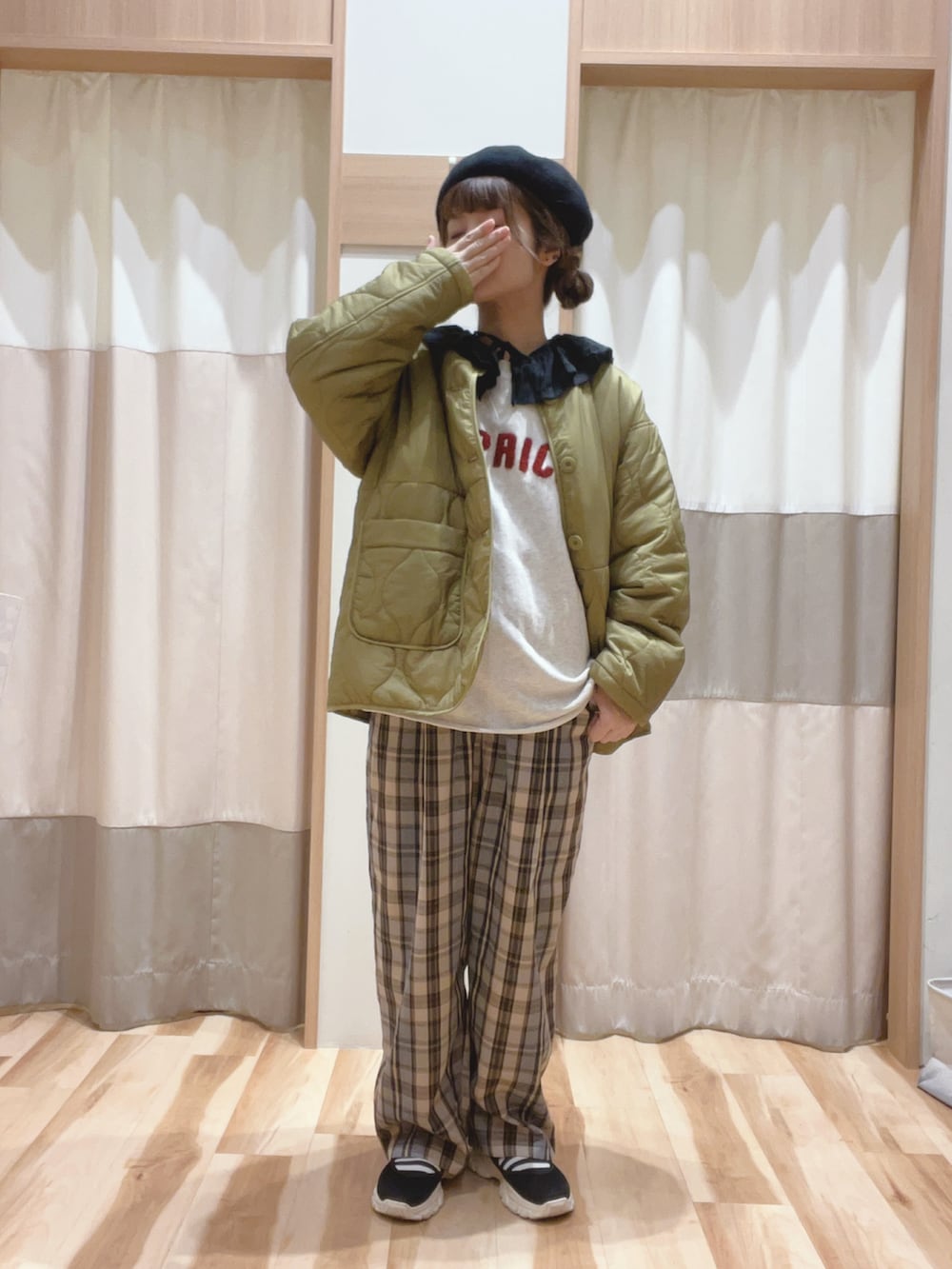 「お出かけコーデ、ゆるコーデ、秋冬、リラックススタイル、スニーカーコーデ、低身長コーデ、チェック、パンツコーデ、イオンモール浜松志都呂、サマンサ モスモス(Samansa Mos2)、ベレー帽推奨委員会、帽子かぶろう会、スウェットコーデ、チェックパンツ、襟付きブラウス」|「Samansa Mos2の【Slow linen】柄アソートフリルブラウス(シャツ/ブラウス、ブラック系)」を使った、も な こさん(レディース・152cm)の秋コーディネートの4枚目の写真