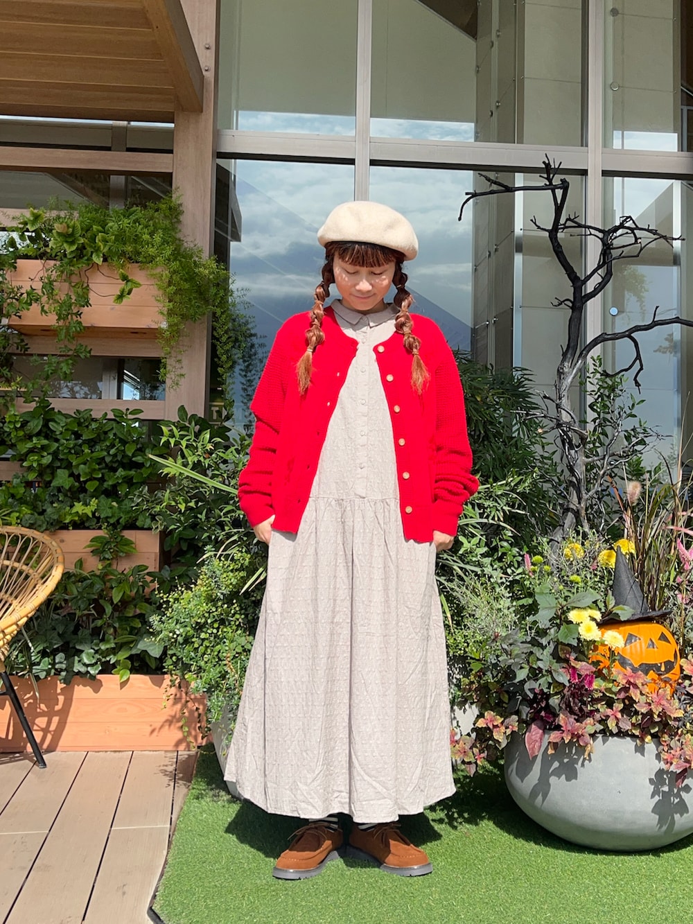 ホワイト系の帽子を着用したレディースの春コーディネートの2枚目の写真