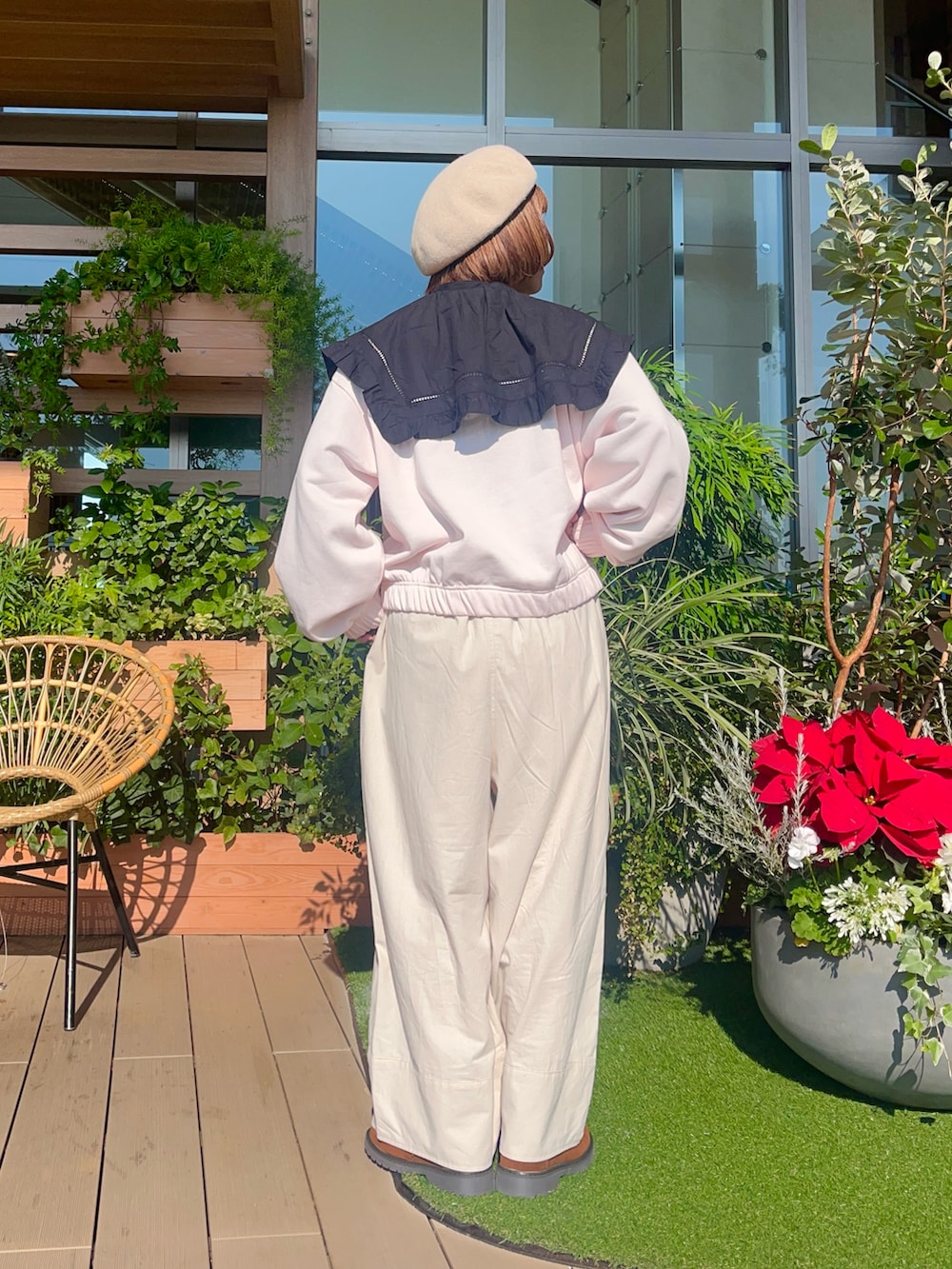 ピンク系のトップスを着用したレディースの春コーディネートの3枚目の写真